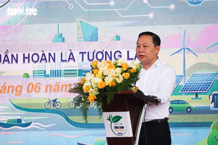 Dân hào hứng tìm hiểu mô hình tái chế, biến rác thải thành vật dụng hữu ích - Ảnh 1.