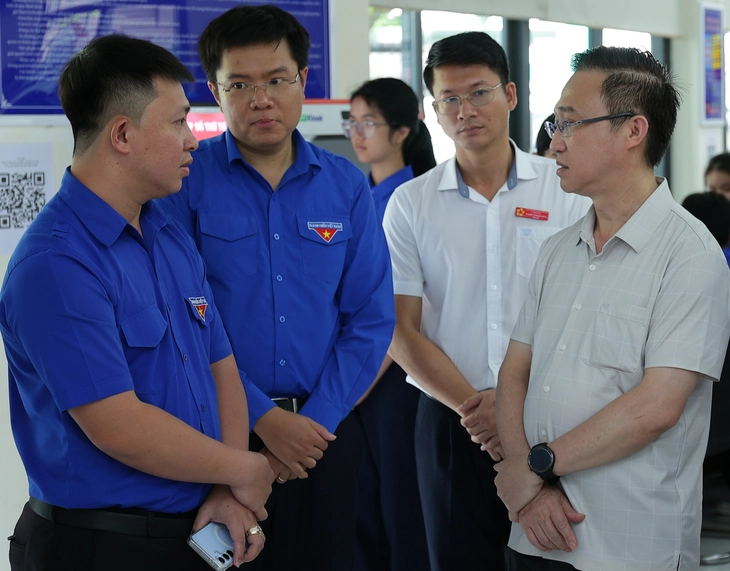 Lãnh đạo TP.HCM thăm, động viên các đội hình 'Mùa hè số' - Ảnh 3.