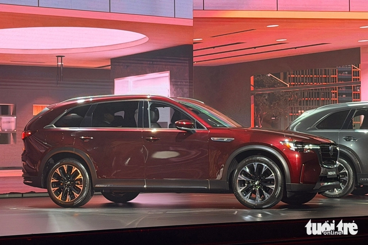 Mazda CX-90 giá từ 1,899 tỉ đồng ở Việt Nam: Có cả bản hybrid cắm sạc, cạnh tranh Hyundai Palisade - Ảnh 4.