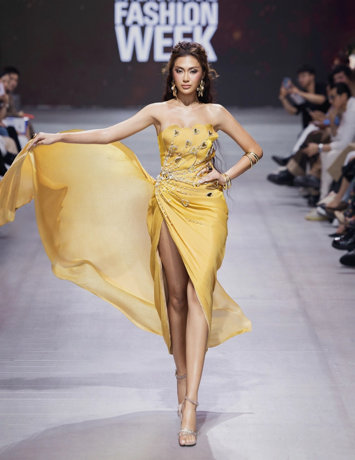 H’Hen Niê diễn kết màn show ‘trái tim vàng’ của Thảo Nguyễn - Ảnh 5. H’Hen Niê diễn kết màn show ‘trái tim vàng’ của Thảo Nguyễn - Ảnh 5.