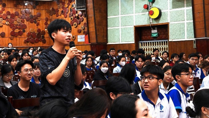 Giới trẻ học cách tự bảo vệ trước làn sóng siêu tin giả - Ảnh 1.