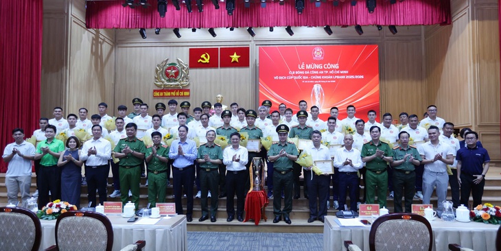 CLB Công An TP.HCM mừng công, hướng đến mùa giải mới tưng bừng - Ảnh 1.