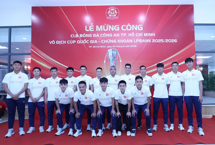 CLB Công An TP.HCM mừng công, hướng đến mùa giải mới tưng bừng - Ảnh 2.