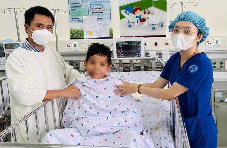 Giám đốc Sở Y tế TP.HCM: Xúc động khi bé trai bị tai nạn giao thông nguy kịch được cứu sống - Ảnh 1.