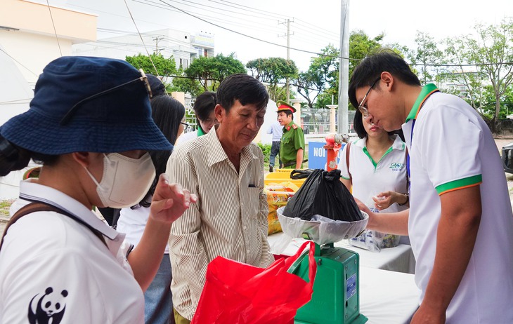 Dân hào hứng tìm hiểu mô hình tái chế, biến rác thải thành vật dụng hữu ích - Ảnh 5.