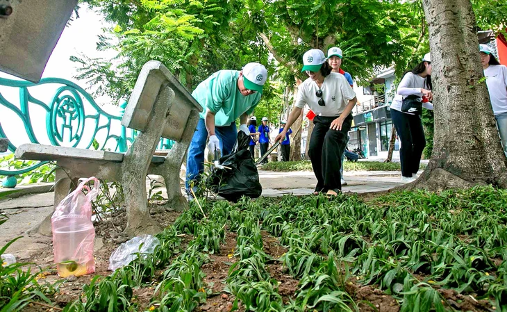 Hồ Tây đang chịu nhiều áp lực từ đô thị hóa - Ảnh 3.