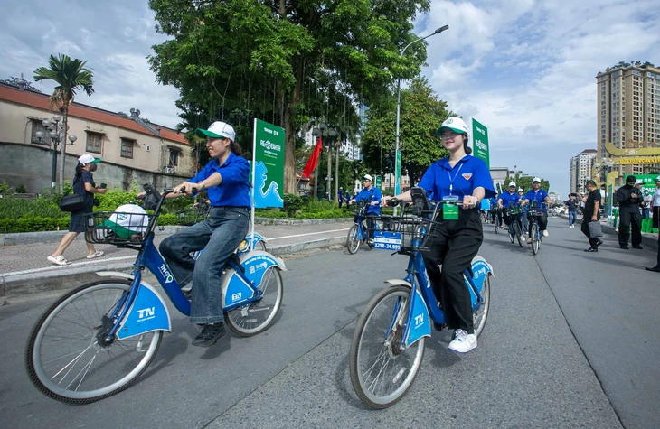 Hồ Tây đang chịu nhiều áp lực từ đô thị hóa - Ảnh 4.