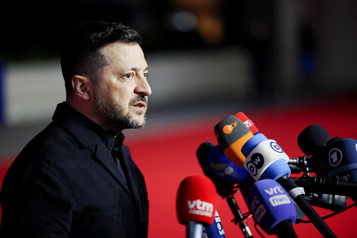 Ba Lan tước huân chương cao quý nhất từng trao cho ông Zelensky - Ảnh 1.