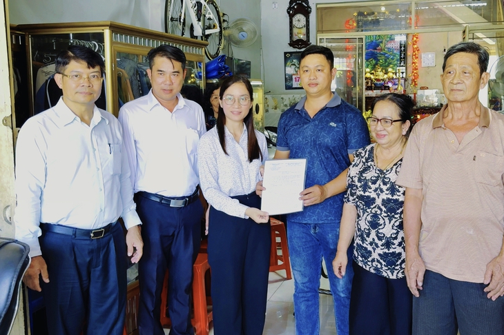Bình Chánh làm thêm giờ phục vụ người dân, rút ngắn thời gian giải quyết thủ tục hành chính - Ảnh 3.