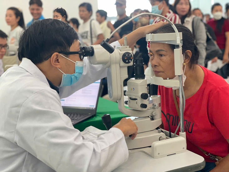 Hơn 2.000 công nhân TP.HCM được khám sức khỏe, tư vấn pháp luật miễn phí - Ảnh 1.