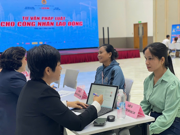 Hơn 2.000 công nhân TP.HCM được khám sức khỏe, tư vấn pháp luật miễn phí - Ảnh 3.