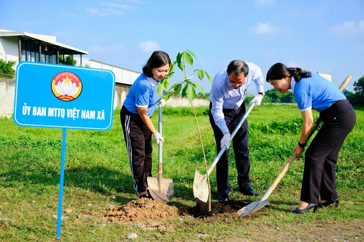 Củ Chi ra quân trồng 400 cây xanh, hưởng ứng phong trào 'Thành phố muôn sắc hoa'  - Ảnh 1.