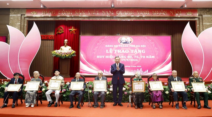 Ban Tổ chức Trung ương hướng dẫn mới về tặng Huy hiệu Đảng - Ảnh 2.