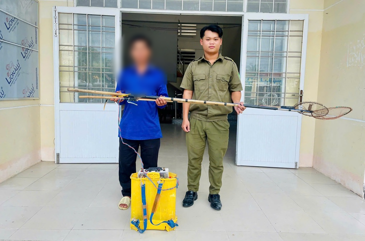 Người dân Đồng Tháp Mười đồng loạt giao nộp kích điện  - Ảnh 1.