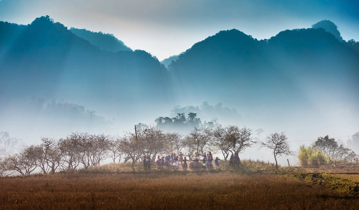 Sau hơn 20 năm cầm máy, nhà giáo Hồ Vũ mở triển lãm ảnh đầu tay - Ảnh 5. Sau hơn 20 năm cầm máy, nhà giáo Hồ Vũ mở triển lãm ảnh đầu tay - Ảnh 5.
