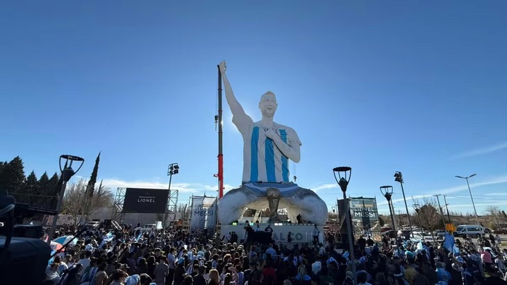 Tượng Messi cao 26m mọc giữa sa mạc Argentina - Ảnh 1.