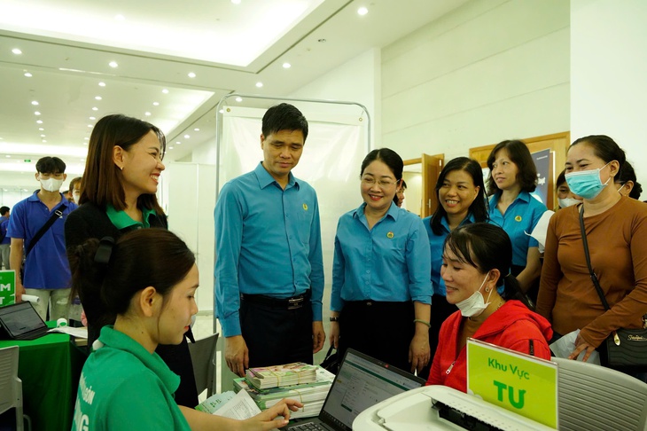 Hơn 2.000 công nhân TP.HCM được khám sức khỏe, tư vấn pháp luật miễn phí - Ảnh 2.