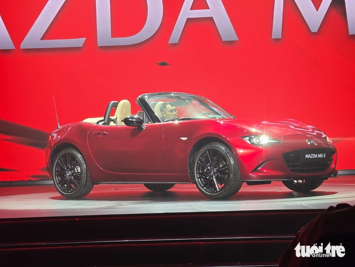 Mazda MX-5 giá 1,339 tỉ đồng cho dân chơi Việt, có chi tiết như Porsche 911 Targa - Ảnh 1.