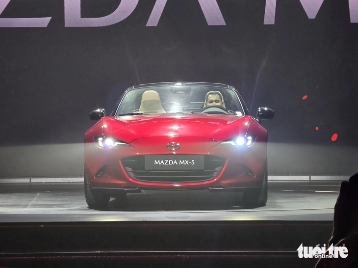 Mazda MX-5 giá 1,339 tỉ đồng cho dân chơi Việt, có chi tiết như Porsche 911 Targa - Ảnh 2.