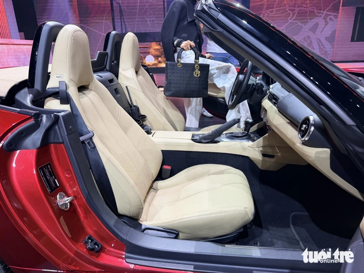 Mazda MX-5 giá 1,339 tỉ đồng cho dân chơi Việt, có chi tiết như Porsche 911 Targa - Ảnh 7.