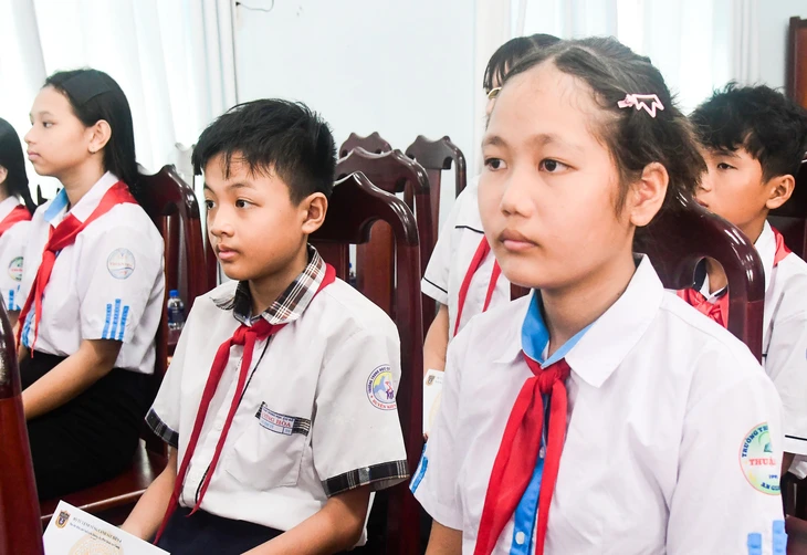 Cảnh sát biển 4 ‘bệ đỡ’ cho học sinh nghèo biển đảo An Giang - Ảnh 2.
