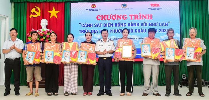 Cảnh sát biển 4 ‘bệ đỡ’ cho học sinh nghèo biển đảo An Giang - Ảnh 3.
