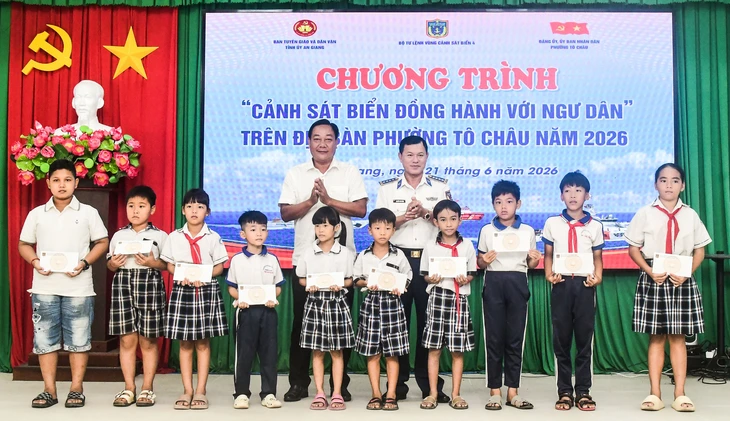 Cảnh sát biển 4 ‘bệ đỡ’ cho học sinh nghèo biển đảo An Giang - Ảnh 1.