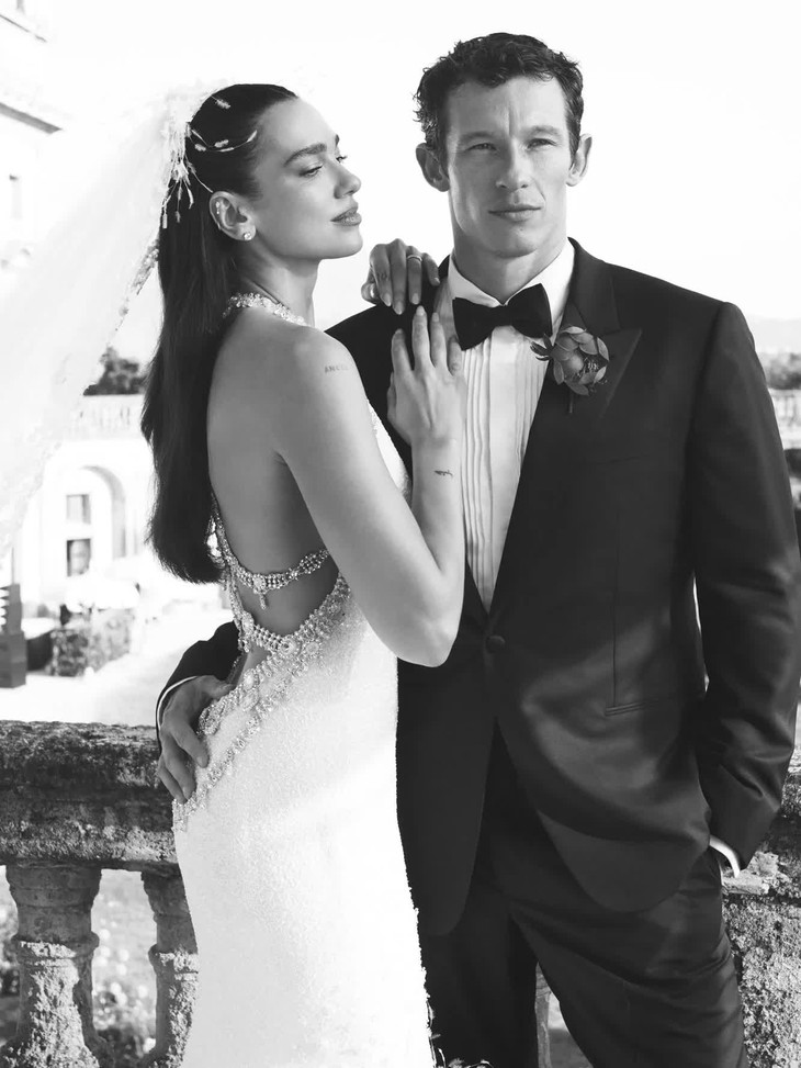 Dua Lipa hé lộ hình ảnh đầu tiên về váy cưới Chanel đặt riêng trong loạt ảnh thân mật bên Callum Turner - Ảnh 1.