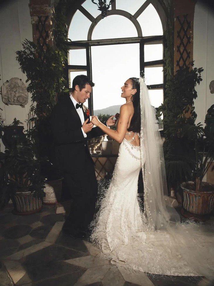Dua Lipa hé lộ hình ảnh đầu tiên về váy cưới Chanel đặt riêng trong loạt ảnh thân mật bên Callum Turner - Ảnh 2.