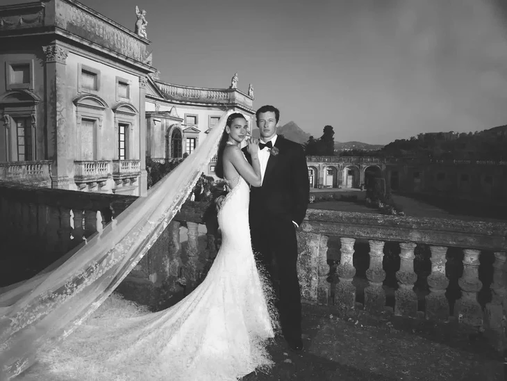 Dua Lipa hé lộ hình ảnh đầu tiên về váy cưới Chanel đặt riêng trong loạt ảnh thân mật bên Callum Turner - Ảnh 5.