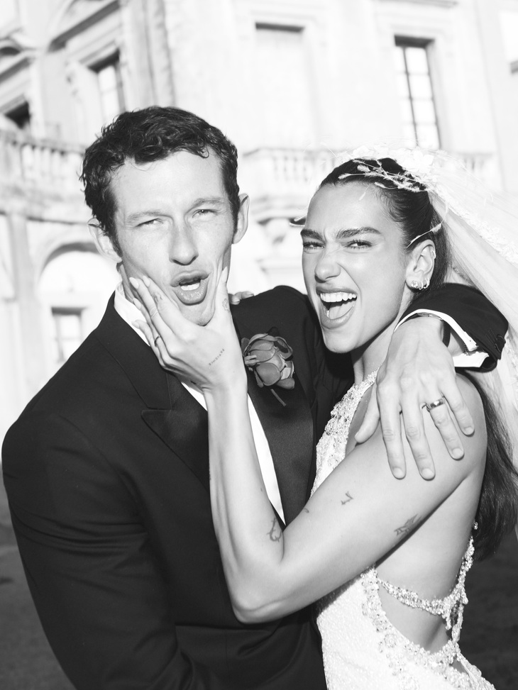 Dua Lipa hé lộ hình ảnh đầu tiên về váy cưới Chanel đặt riêng trong loạt ảnh thân mật bên Callum Turner - Ảnh 3.
