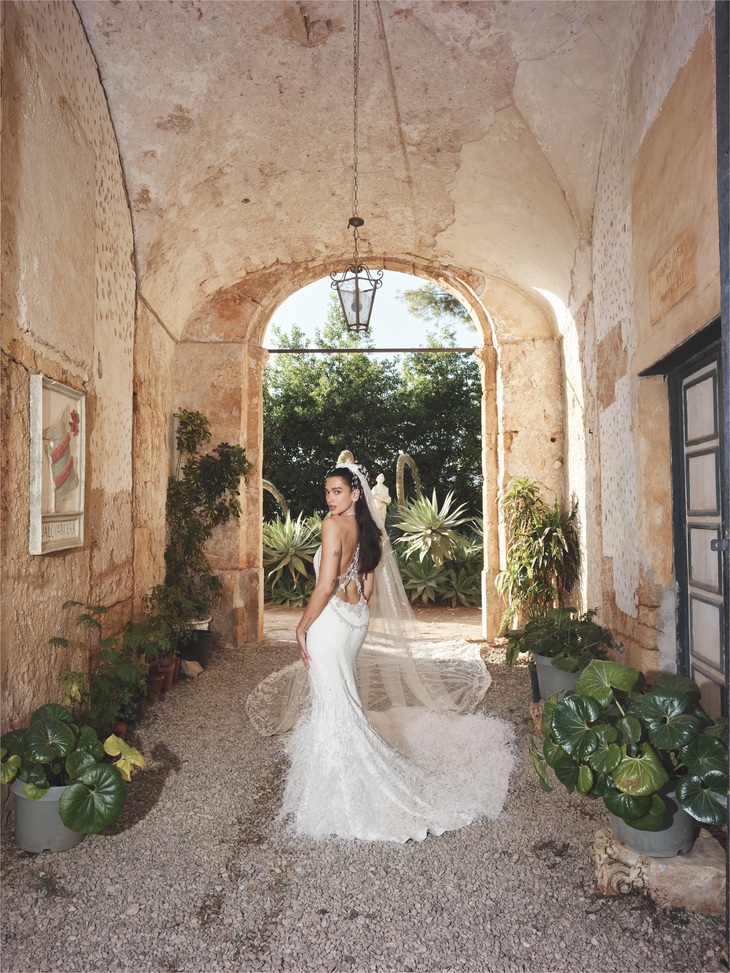 Dua Lipa hé lộ hình ảnh đầu tiên về váy cưới Chanel đặt riêng trong loạt ảnh thân mật bên Callum Turner - Ảnh 4.