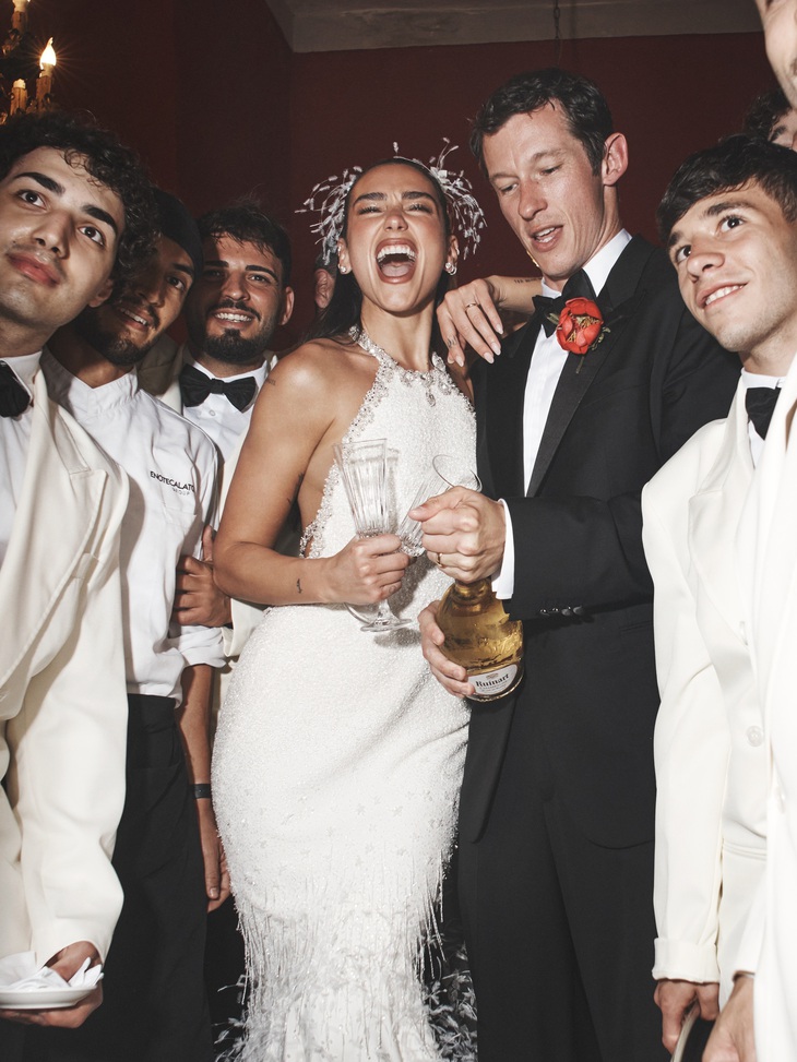 Dua Lipa hé lộ hình ảnh đầu tiên về váy cưới Chanel đặt riêng trong loạt ảnh thân mật bên Callum Turner - Ảnh 6.