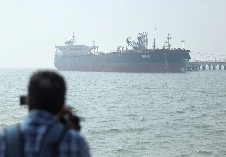 Iran lại đóng cửa Hormuz, kiên nhẫn cạn dần - Ảnh 1.