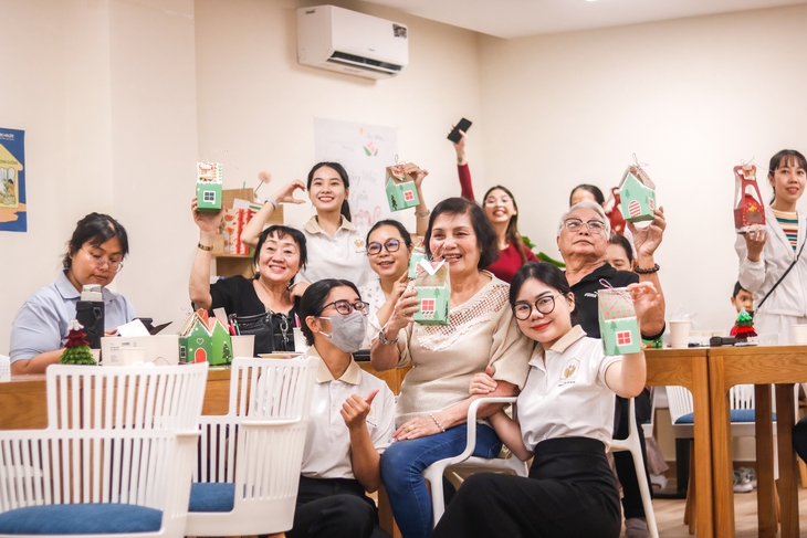 Làm sao để người già không cô đơn trong thời đại số? - Ảnh 1.