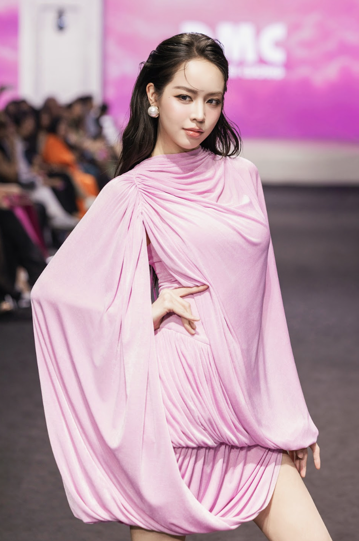 17 hoa hậu, á hậu đổ bộ show diễn của Đỗ Mạnh Cường - Ảnh 4. 17 hoa hậu, á hậu đổ bộ show diễn của Đỗ Mạnh Cường - Ảnh 4.