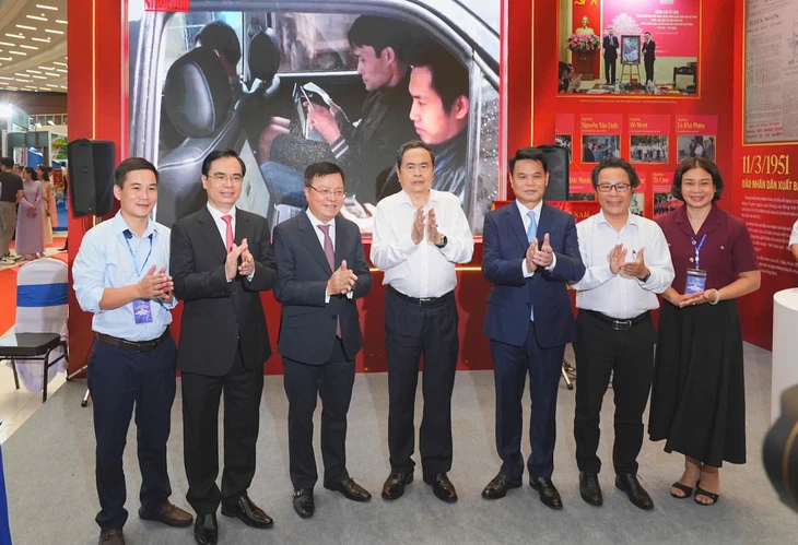 Chủ tịch Quốc hội Trần Thanh Mẫn tham quan không gian trưng bày tại Hội báo toàn quốc 2026 - Ảnh 3.