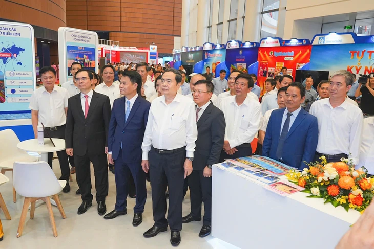Chủ tịch Quốc hội Trần Thanh Mẫn tham quan không gian trưng bày tại Hội báo toàn quốc 2026 - Ảnh 1.