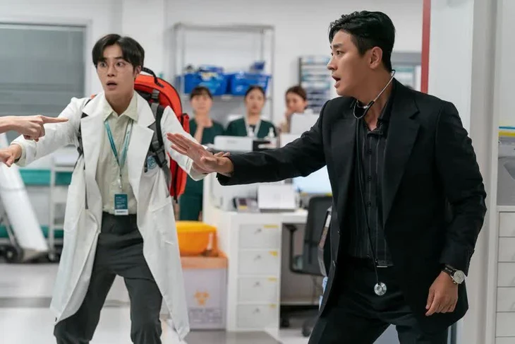 'Trung tâm chăm sóc chấn thương' có mùa mới, Joo Ji Hoon vẫn là 'bác sĩ mỏ hỗn' - Ảnh 2.