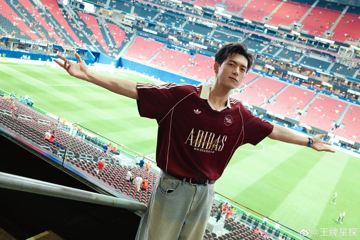Lý Hiện làm khách mời khai bóng tại World Cup - Ảnh 1.