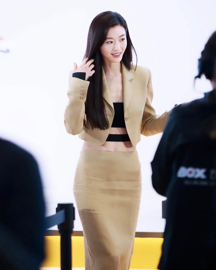 Khí chất sang trọng của 'mợ chảnh' Jun Ji Hyun - Ảnh 5.