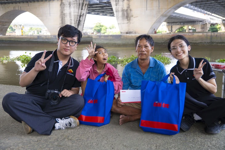 Bạn đọc Tuổi Trẻ tặng tiền người cha nuôi con bại não trên sông Sài Gòn - Ảnh 1. Bạn đọc Tuổi Trẻ tặng tiền người cha nuôi con bại não trên sông Sài Gòn - Ảnh 1.