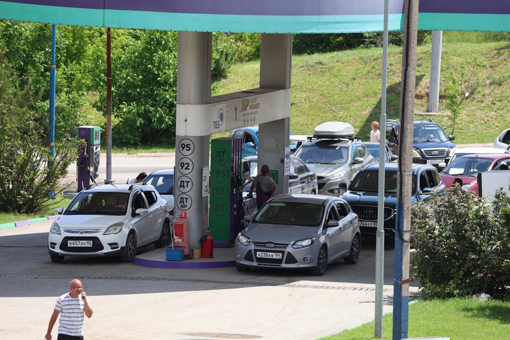 Điện Kremlin bình luận về tình hình nhiên liệu tại bán đảo Crimea - Ảnh 1. Điện Kremlin bình luận về tình hình nhiên liệu tại bán đảo Crimea - Ảnh 1.