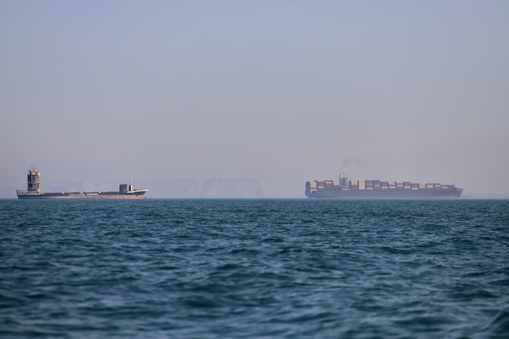 Eo biển Hormuz lại thông, nhiều siêu tàu chở dầu đã đi qua - Ảnh 1.
