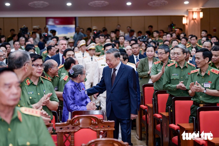 Tổng Bí thư, Chủ tịch nước Tô Lâm và nhiều Ủy viên Bộ Chính trị dự kỷ niệm 80 năm thành lập trường đào tạo công an đầu tiên - Ảnh 6.