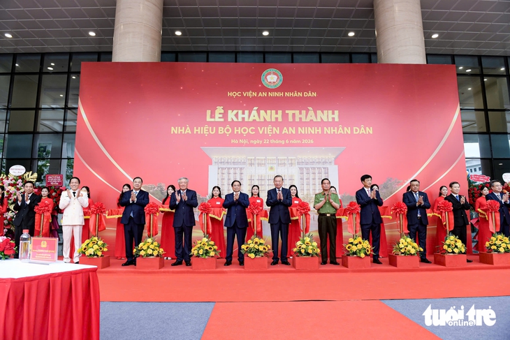 Tổng Bí thư, Chủ tịch nước Tô Lâm và nhiều Ủy viên Bộ Chính trị dự kỷ niệm 80 năm thành lập trường đào tạo công an đầu tiên - Ảnh 7.