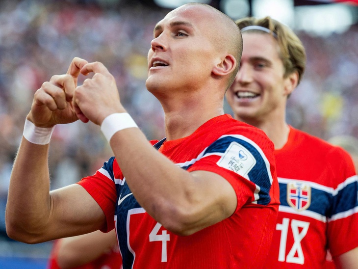 Đồng đội Haaland ở World Cup nhìn con chào đời qua FaceTime - Ảnh 1.