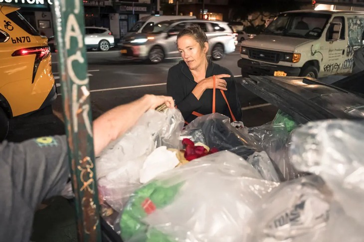 Nhiều người New York đổ xô 'mua sắm' trong... thùng rác - Ảnh 1.