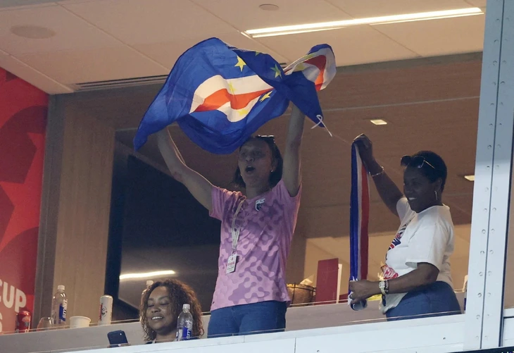 Mẹ con thủ thành Vozinha đoàn tụ tại World Cup, làng bóng đá chia vui - Ảnh 2.