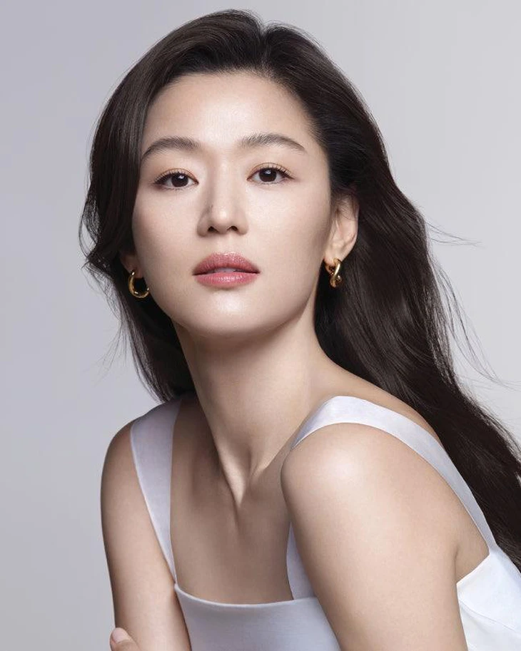 Khí chất sang trọng của 'mợ chảnh' Jun Ji Hyun - Ảnh 1.